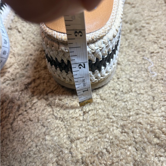 Dolce Vita Pawney Tan and Black Woven Size 8.5 Sandals - Picture 6 of 6